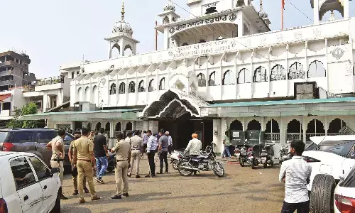 गुरुद्वारा परिसर में मारपीट, तलवारबाजी में 3 जख्मी