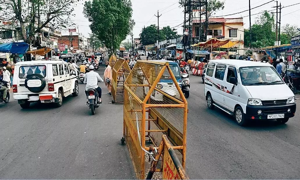 जहाँ लगना था सिग्नल, वहाँ पर स्टॉपर लगाकर बंद कर दी सड़क जहाँ लगना था सिग्नल, वहाँ पर स्टॉपर लगाकर बंद कर दी सड़क
