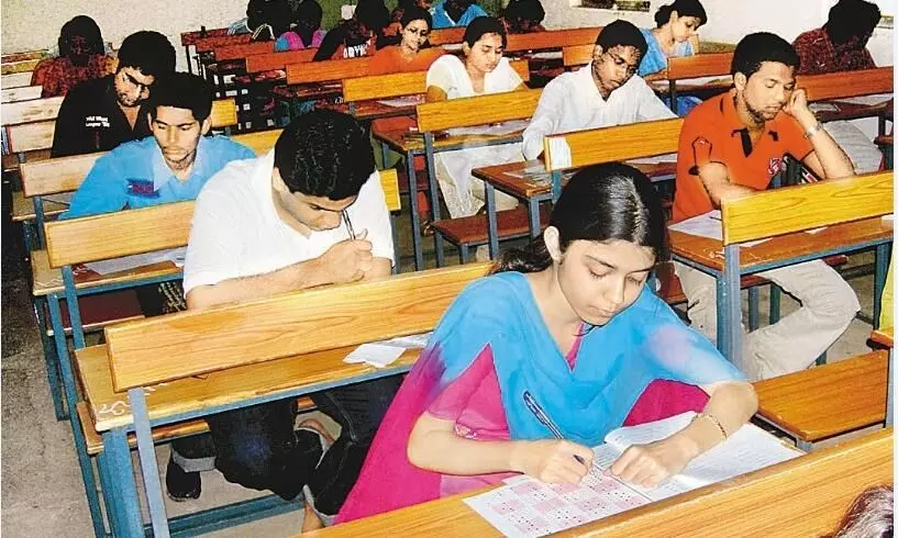 साढ़े 3 सौ शिक्षकों ने 39 दिनों में जाँच दीं बोर्ड की पौने तीन लाख काॅपियाँ साढ़े 3 सौ शिक्षकों ने 39 दिनों में जाँच दीं बोर्ड की पौने तीन लाख काॅपियाँ