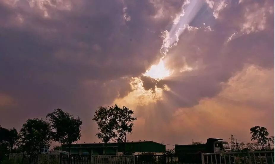 बादलों के बीच हवा का रुख पश्चिमी, गर्मी बढ़ी बादलों के बीच हवा का रुख पश्चिमी, गर्मी बढ़ी