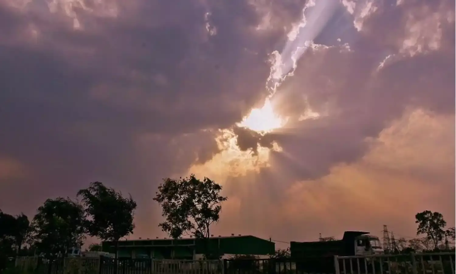 बादलों के बीच हवा का रुख पश्चिमी, गर्मी बढ़ी