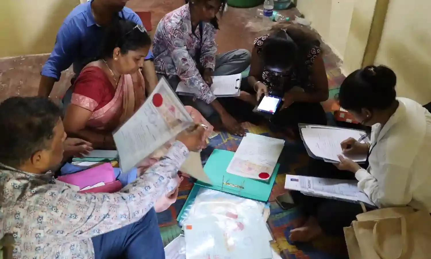 प्रत्येक घर के सर्वे में लग रहा 45 मिनट, घर के कागजातों की हो रही स्क्रीनिंग