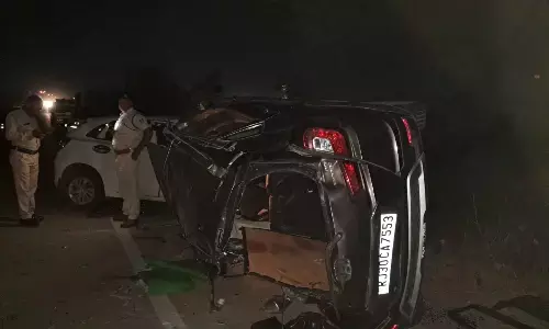 तेज रफ्तार कार दूसरे वाहन से टकराई, ४ वर्ष के मासूम की मौत, 10 घायल तेज रफ्तार कार दूसरे वाहन से टकराई, ४ वर्ष के मासूम की मौत, 10 घायल