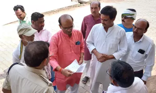 खाता फ्रीज करने के विरोध में कांग्रेस पार्टी ने सौंपा ज्ञापन