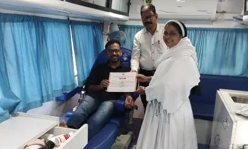 मदर टेरेसा अस्पताल प्रबंधन व कर्मचारियों ने किया रक्तदान शिविर का आयोजन