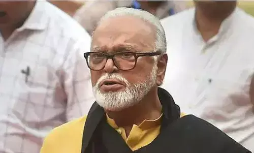 बॉम्बे हाई कोर्ट ने छगन भुजबल और उनके परिजनों के खिलाफ जारी किया नोटिस बॉम्बे हाई कोर्ट ने छगन भुजबल और उनके परिजनों के खिलाफ जारी किया नोटिस