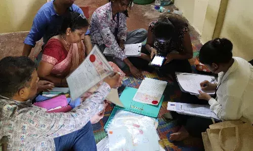 प्रत्येक घर के सर्वे में लग रहा 45 मिनट, घर के कागजातों की हो रही स्क्रीनिंग