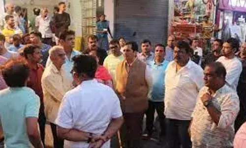 ताड़देव में डिलीवरी बॉय के विरोध में सड़कों पर उतरे नागरिक, मंत्री लोढ़ा ने लिया संज्ञान! ताड़देव में डिलीवरी बॉय के विरोध में सड़कों पर उतरे नागरिक, मंत्री लोढ़ा ने लिया संज्ञान!