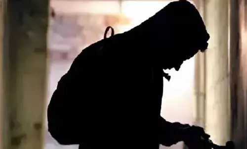 काउंटर से उड़ाए 90 हजार रुपए, चार्जर लेने के बहाने आया था शातिर