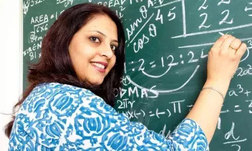 जर्जर बिल्डिंगों और बिना बाउंड्रीवाल के स्कूलों में शुरु हुआ नया शिक्षण सत्र, तिलक लगाकर किया छात्रों का स्वागत