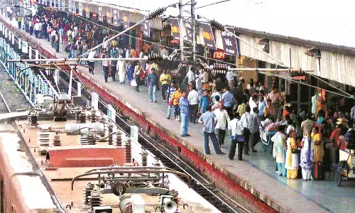 पीने के पानी से हो रही स्टेशन की सफाई , रेलवे का रीसाइक्लिंग प्लांट बंद पड़ा पीने के पानी से हो रही स्टेशन की सफाई , रेलवे का रीसाइक्लिंग प्लांट बंद पड़ा
