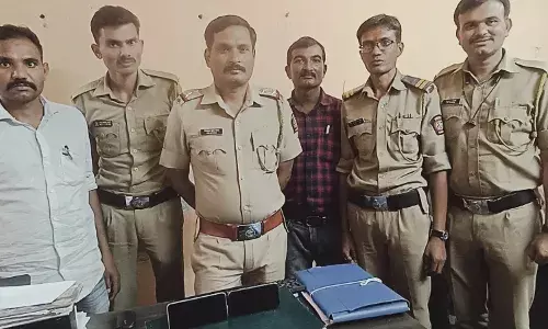 पुलिस ने आईपीएल मैच पर सट्टा लगाते दो को किया गिरफ्तार , मोबाइल सहित सामग्री जब्त