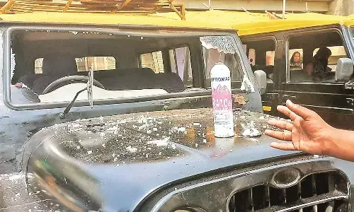 काली-पीली टैक्सी में रखे पार्सल में धमाका, दो यात्री जख्मी, टैक्सी का भी नुकसान