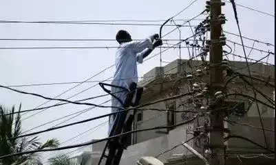 बिजली चोरी की सूचना देने वालों को मिला 2 लाख रुपये का पारितोषिक बिजली चोरी की सूचना देने वालों को मिला 2 लाख रुपये का पारितोषिक