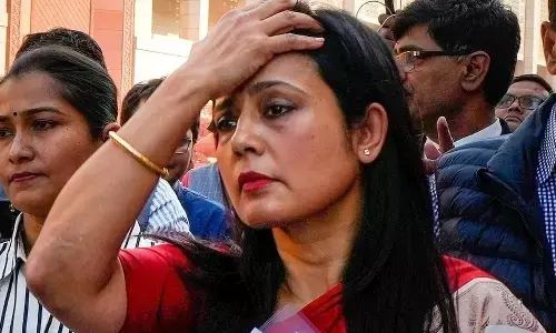 कम नहीं हो रहीं महुआ मोइत्रा की मुसीबतें, ईडी ने दर्ज किया मनी लॉन्ड्रिंग का मामला कम नहीं हो रहीं महुआ मोइत्रा की मुसीबतें, ईडी ने दर्ज किया मनी लॉन्ड्रिंग का मामला