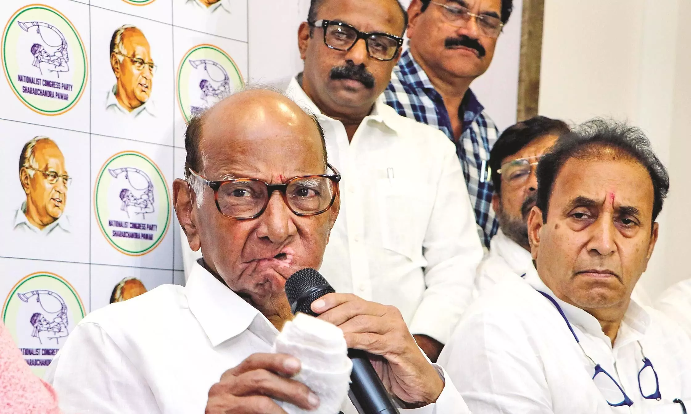 पवार ने कहा - देश भर में मोदी विरोधी लहर, लगेगा बड़ा झटका मतदाता हैं नाराज पवार ने कहा - देश भर में मोदी विरोधी लहर, लगेगा बड़ा झटका मतदाता हैं नाराज