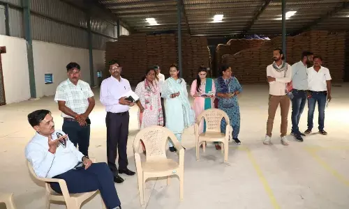 खरीदी केंद्र में गोदाम संचालक का भरा था अनाज, निरीक्षण के दौरान कलेक्टर भडक़े