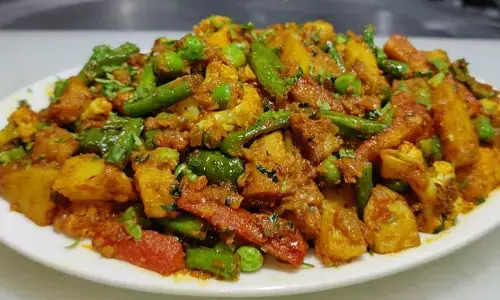 घर पर बनाएं मिक्स वेज की टेस्टी रेसिपी, जानिए बनाने की पूरी विधि घर पर बनाएं मिक्स वेज की टेस्टी रेसिपी, जानिए बनाने की पूरी विधि