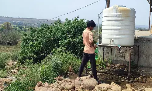 कैद में वॉटर कूलर, सालों से बंद पड़े, टंकियों का पानी पीने मजबूर किसान-मजदूर