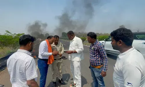 अज्ञात वाहन ने युवक को कुचला, बाइक में लगी आग, नेशनल हाइवे स्थित गोपालगंज  के पास की घटना