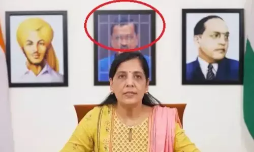 अंबेडकर और शहीद भगत सिंह की तस्वीरों के बीच लगी केजरीवाल की सलाखों वाली फोटो, भाजपा ने बताया अपमानजनक