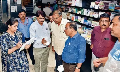 महँगा पड़ा खास दुकानों से खरीदी का दबाव, 34 स्कूलों पर कार्रवाई