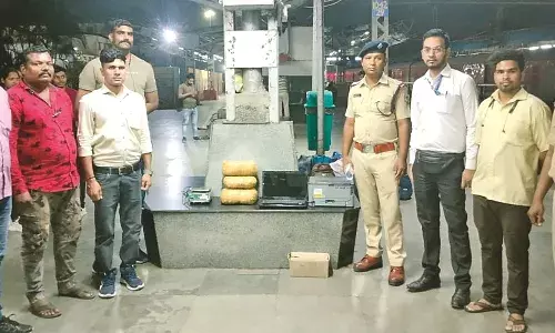 आरपीएफ की कार्रवाई में रेलगाड़ी के शौचालय से छह किलो गांजा किया गया बरामद