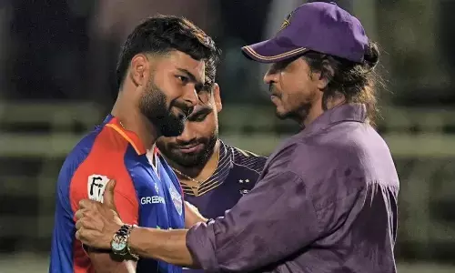 रिषभ पंत के नो लुक सिक्स के मुरीद हुए किंग खान, शाहरुख खान का रिएक्शन वीडियो हुआ वायरल रिषभ पंत के नो लुक सिक्स के मुरीद हुए किंग खान, शाहरुख खान का रिएक्शन वीडियो हुआ वायरल