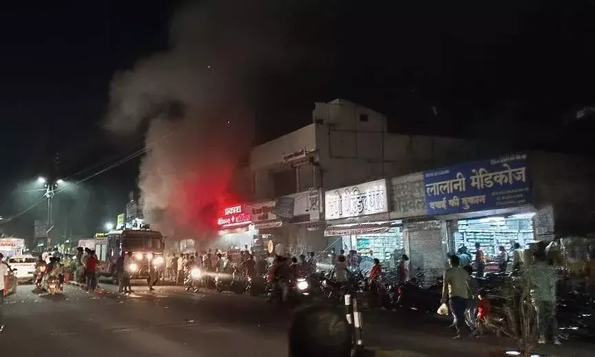 गिफ्ट गैलरी में भडक़ी आग, तीन घंटे की मशक्कत के बाद काबू