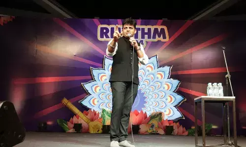 रबीन्द्रनाथ टैगोर विश्वविद्यालय में कॉमेडियन अमित टंडन ने मीडिल क्लास पर जोक्स से श्रोताओं को किया लोटपोट