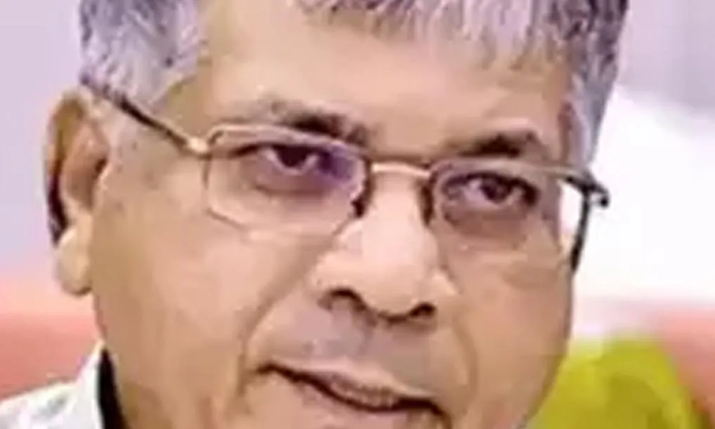 बड़े भाई की पार्टी से खफा आनंदराज आंबेडकर के  मैदान से हटने की घोषणा करते ही ‘वंचित’ राजी!