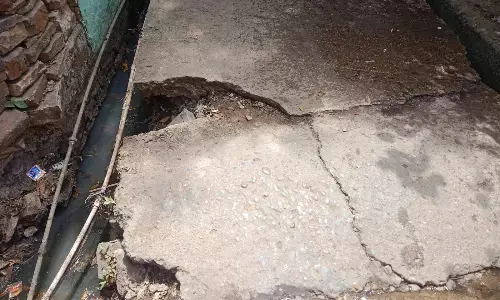 बस स्टैण्ड की गली में टूटी सडक, राहगीर परेशान