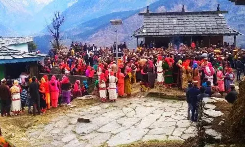 भारत के इस गांव में कपड़ों के बिना रहती हैं महिलाएं, जानिए इसकी पीछे की वजह