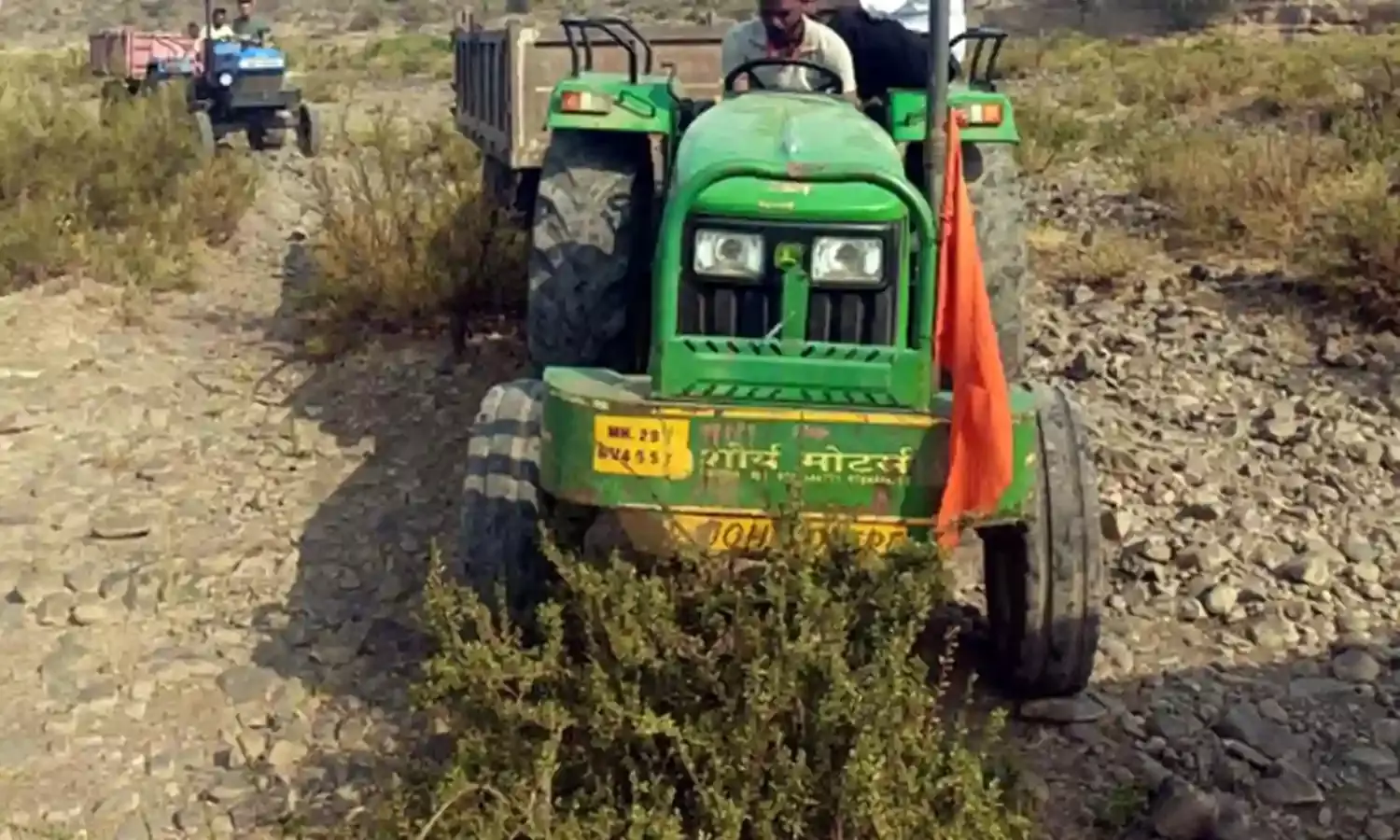 रेत घाट पर छापा मारकर पुलिस ने पांच ट्रैक्टर किए जब्त , गोपनीय तरीके से पकड़ा