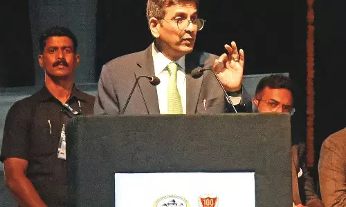 मुख्य न्यायाधीश धनंजय चंद्रचूड़ ने कहा- निष्ठा राजनीतिक दल नहीं, संविधान के प्रति हो मुख्य न्यायाधीश धनंजय चंद्रचूड़ ने कहा- निष्ठा राजनीतिक दल नहीं, संविधान के प्रति हो