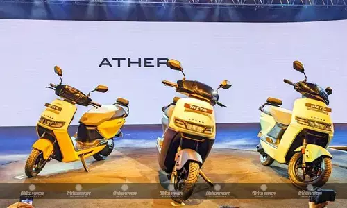 Ather Rizta भारत में दो वेरिएंट में हुआ लॉन्च, सिंगल चार्ज में मिलेगी 165Km की रेंज Ather Rizta भारत में दो वेरिएंट में हुआ लॉन्च, सिंगल चार्ज में मिलेगी 165Km की रेंज