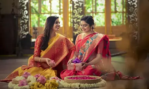 नवरात्रि पर कैरी करना चाहती हैं प्रॉपर एथनिक लुक तो, इस तरह की साड़ी होगी बेस्ट