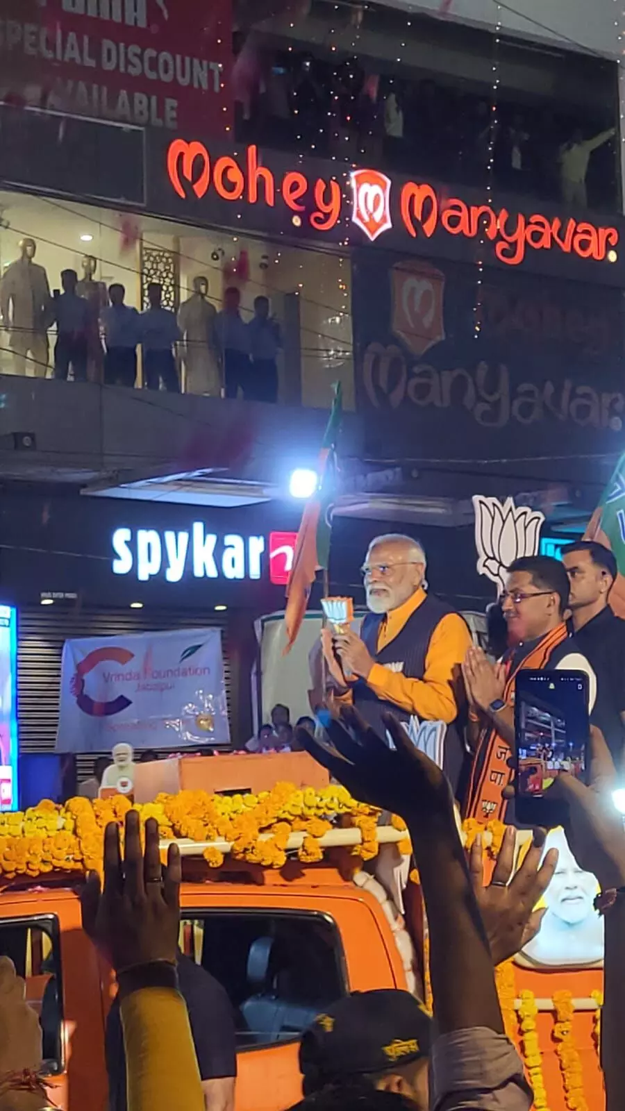 पीएम मोदी के स्वागत में लोगों ने बिछाए पलक पांवड़े, ऐतिहासिक रहा रोड-शो