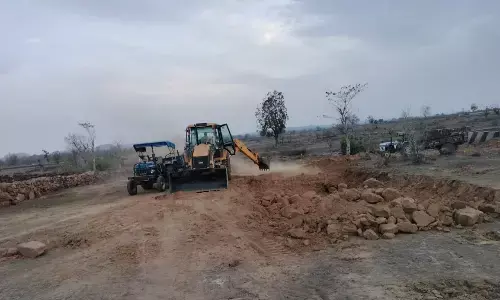 वृहस्पति कुण्ड के निर्माण कार्य में ठेकेदार द्वारा शासकीय भूमि पर किया जा रहा अवैध उत्खनन वृहस्पति कुण्ड के निर्माण कार्य में ठेकेदार द्वारा शासकीय भूमि पर किया जा रहा अवैध उत्खनन