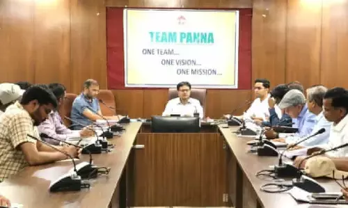 कलेक्टर ने नोडल अधिकारियों के साथ की बैठक, निर्वाचन तैयारियों की समीक्षा कर दिए आवश्यक निर्देश