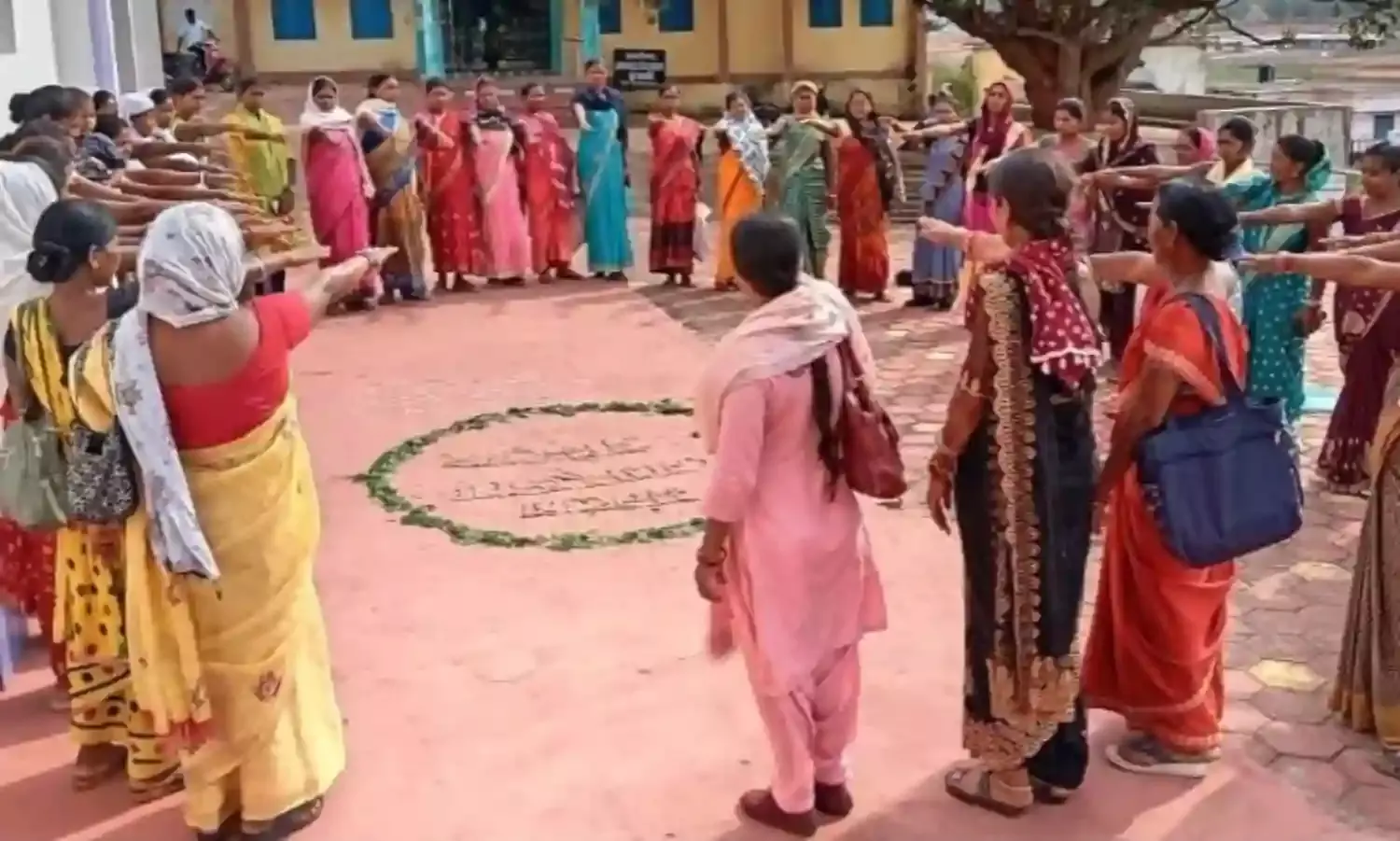 मेंहदी, रंगोली एवं मानव श्रृंखला बनाकर मतदाताओं को किया जा रहा है जागरूक