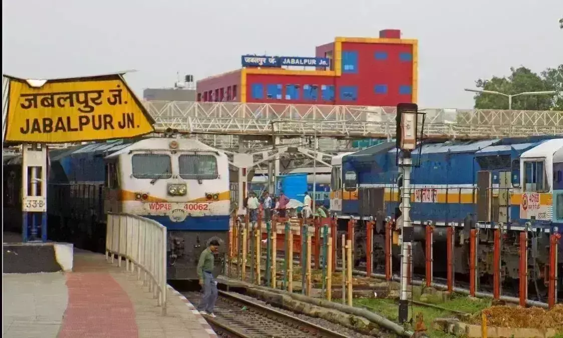 देर रात तक चलता रहा सुधार कार्य, लोग हुए परेशान देर रात तक चलता रहा सुधार कार्य, लोग हुए परेशान
