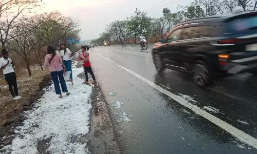 गरज-चमक के साथ गिरे ओले, सड़कों पर बिछी सफेद चादर