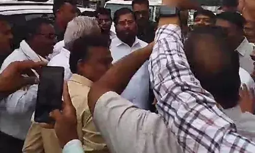 मुख्यमंत्री ने प्रोटोकॉल तोड़ कर कार्यकर्ताओं से की मुलाकात , स्थानीय नेताओं में उत्साह