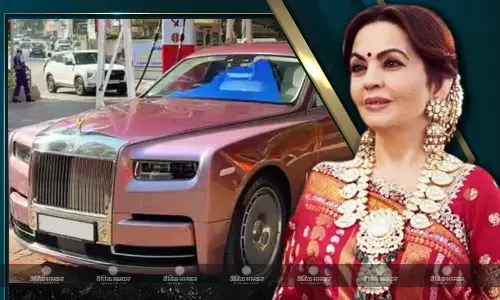 नीता अंबानी ने खरीदी Rolls-Royce Phantom VIII EWB, जानिए 12 करोड़ रुपए की कीमत वाली इस कार की खूबियां