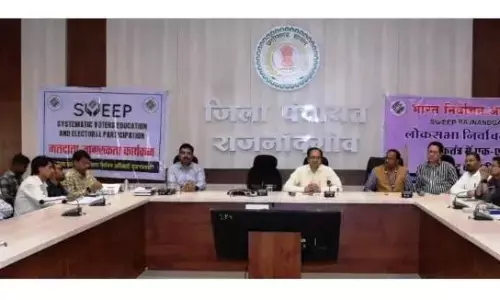 निर्वाचन सामग्री वितरण एवं वापसी के सुगम संचालन के लिए अधिकारी-कर्मचारियों को दिया गया प्रशिक्षण