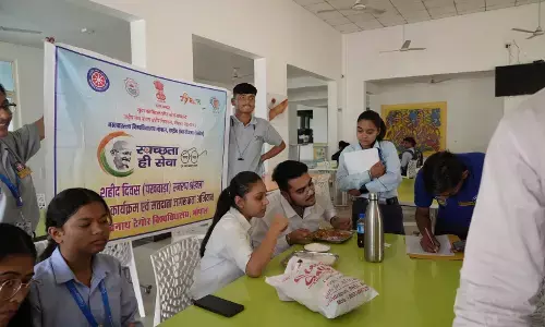 स्वच्छता ही सेवा थीम पर एनएसएस आरएनटीयू ने चलाया स्वच्छता अभियान और दिलाई मतदान की शपथ