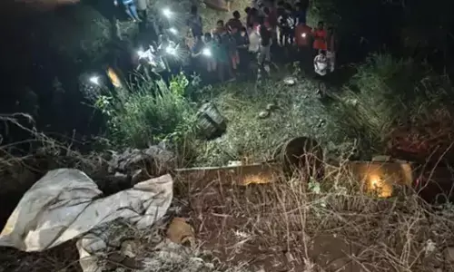 निजी कंपनी के कर्मचारियों से भरी बस गहरी खाई में गिरी, 14 की मौत, 12 घायल निजी कंपनी के कर्मचारियों से भरी बस गहरी खाई में गिरी, 14 की मौत, 12 घायल