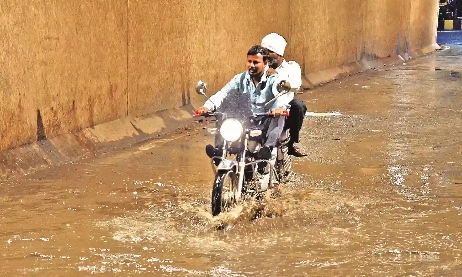 देर रात एक घंटा तेज बारिश, कार पर गिरा पेड़, अनेक इलाकों में हुई बिजली गुल