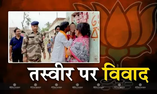 लड़की को चूमते हुए भाजपा प्रत्याशी का फोटो वायरल, बढ़ते विवाद पर बोले - वो मेरे लिए बच्ची जैसी है, टीएमसी ने साधा निशाना